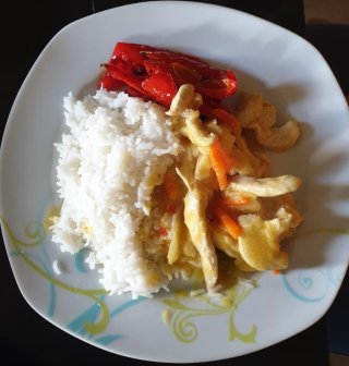 Gegrillte Paprika mit Curry und Reis